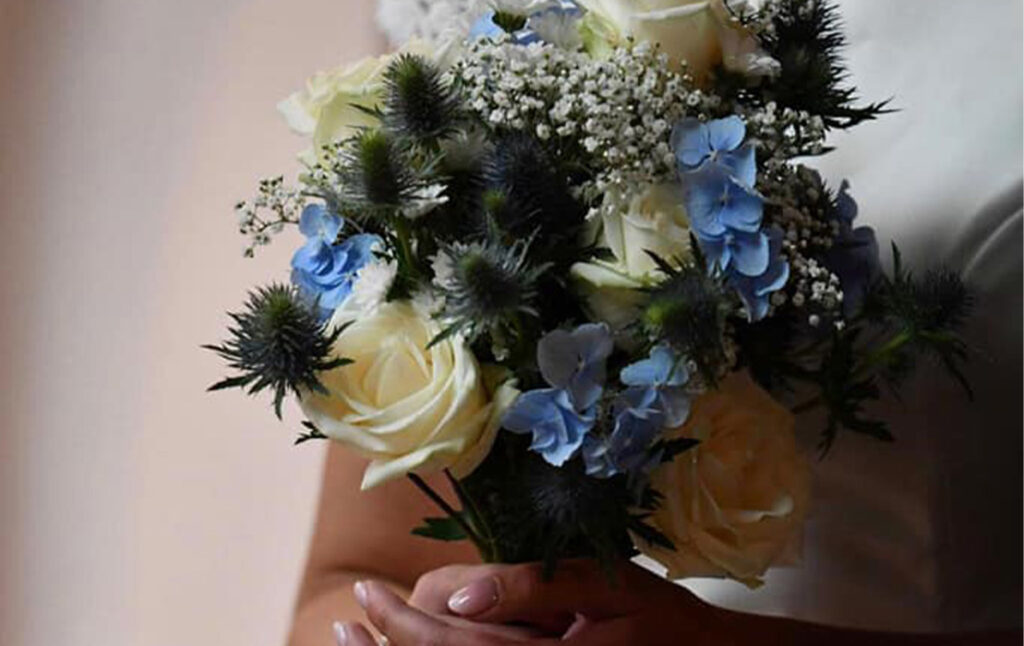 bruidsboeket blauwe witte bloemen